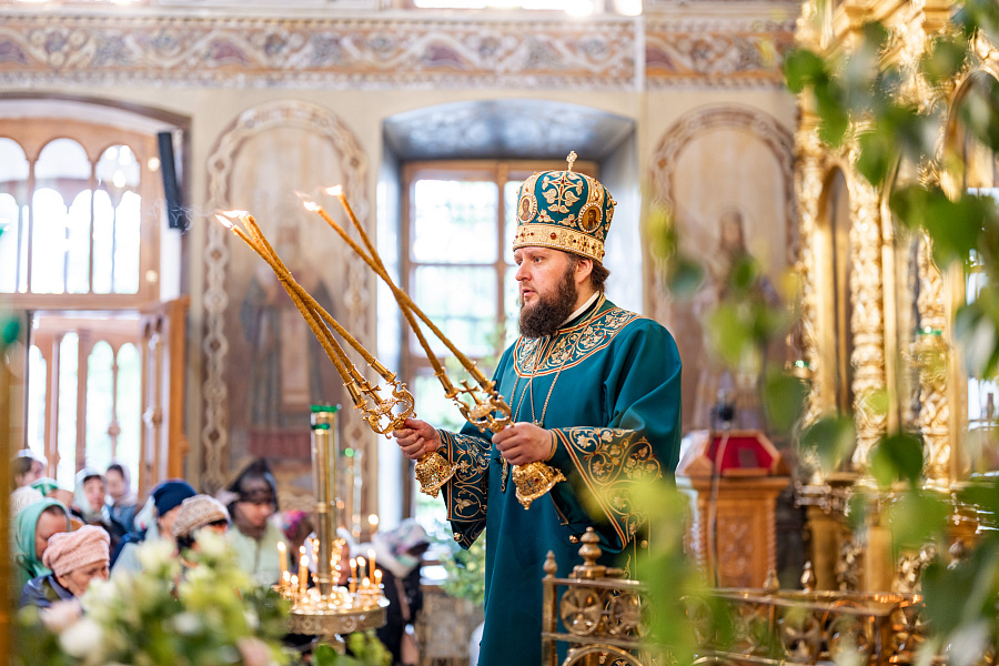 Божественная литургия и вечерня с чтением коленопреклонных молитв в Троицком кафедральном соборе Подольска